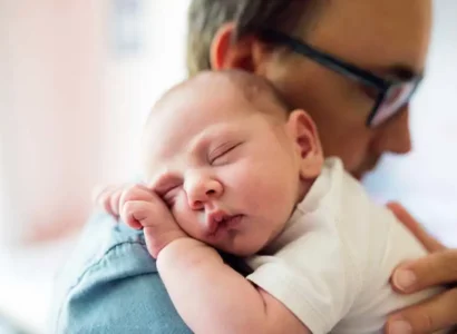 Endormir le nourrisson dans ses bras