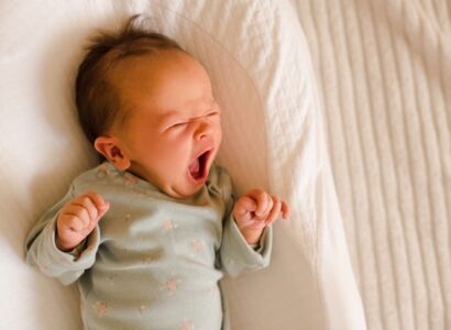 sommeil du bébé: bébé baille dans son lit avant de s'endormir