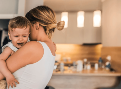 Pourquoi prendre l'enfant en crise dans les bras