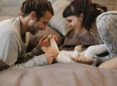 À quel âge devrait-on avoir son premier enfant