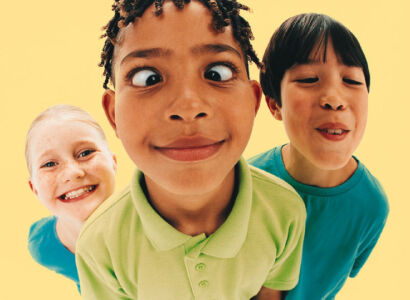 L'enfant qui fait le clown