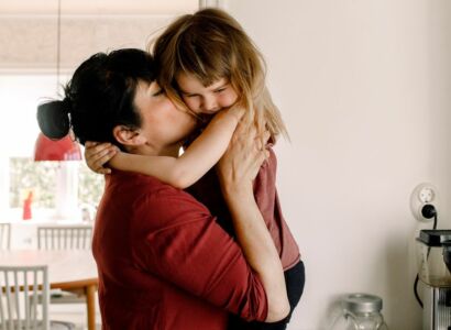 Faut-il vraiment prouver scientifiquement que la gentillesse est bonne pour notre enfant