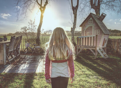 La violence de forcer un enfant à faire un bisou