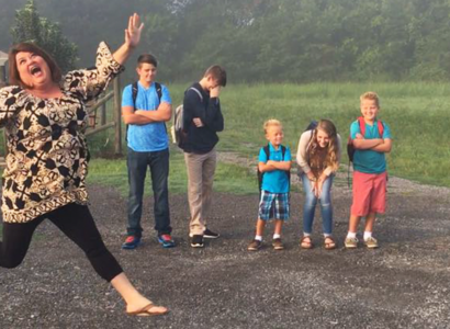 mere heureuse que ses enfants aillent a l'école